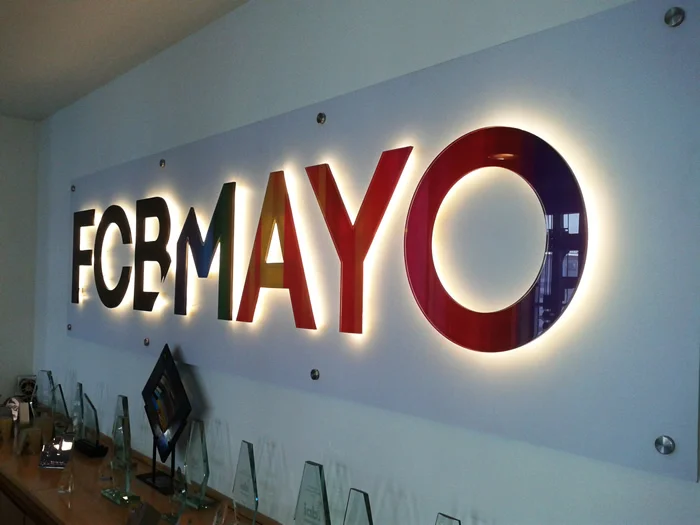 Letras corpóreas y señalética en acrílico